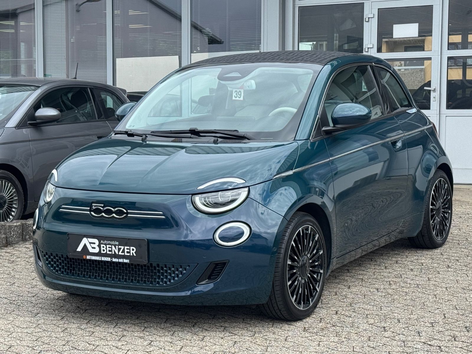 Fahrzeugabbildung Fiat 500 e La Prima/Leder/LED/R-Cam/ACC/Navi/SHZ