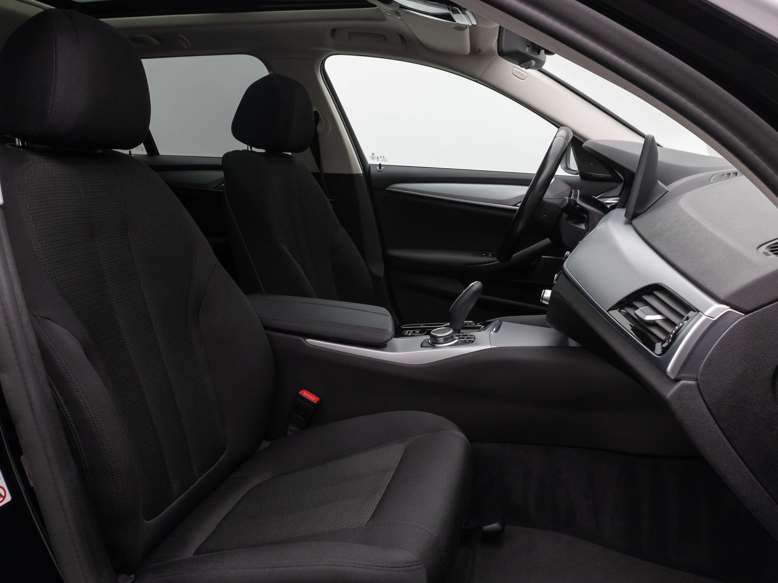 Fahrzeugabbildung BMW 520d Kamera DAB H/K Alarm DisKey Panorama MSport