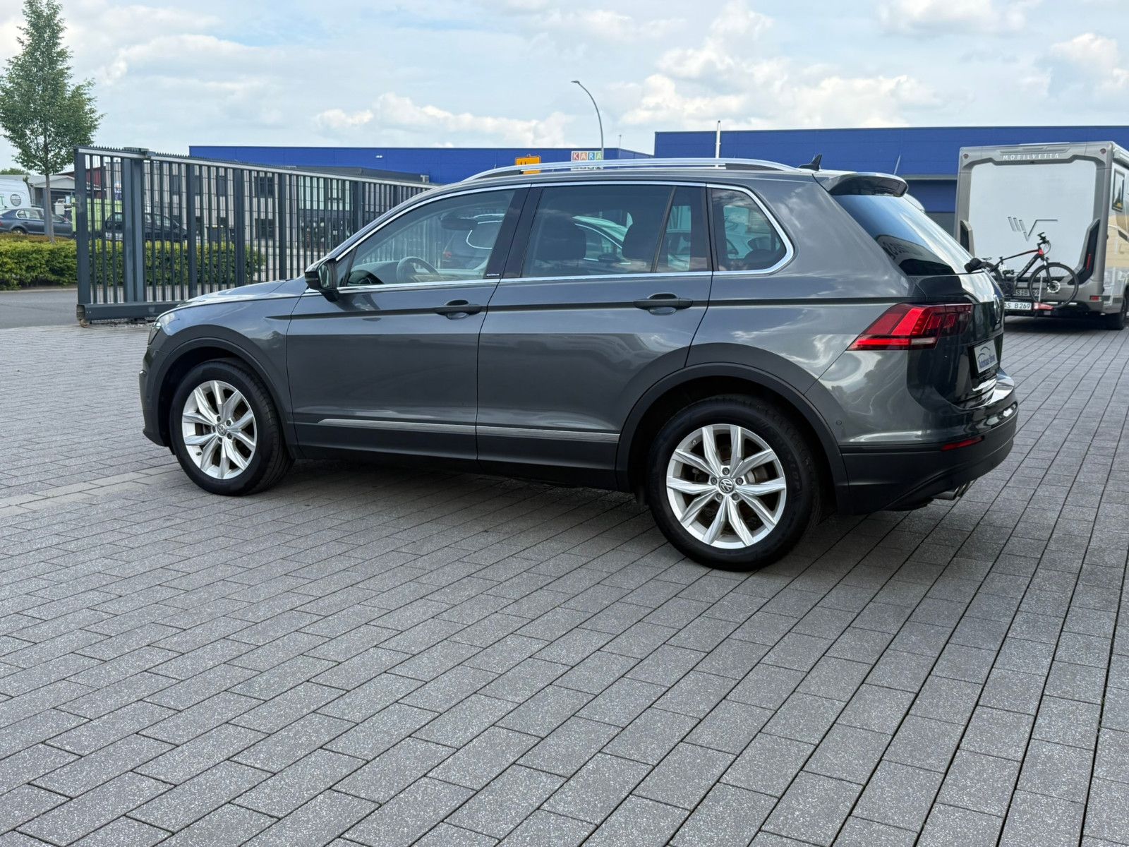 Fahrzeugabbildung Volkswagen Tiguan IQ.DRIVE PANO NAVI KLIMAAUTO SITZHEIZ AHK