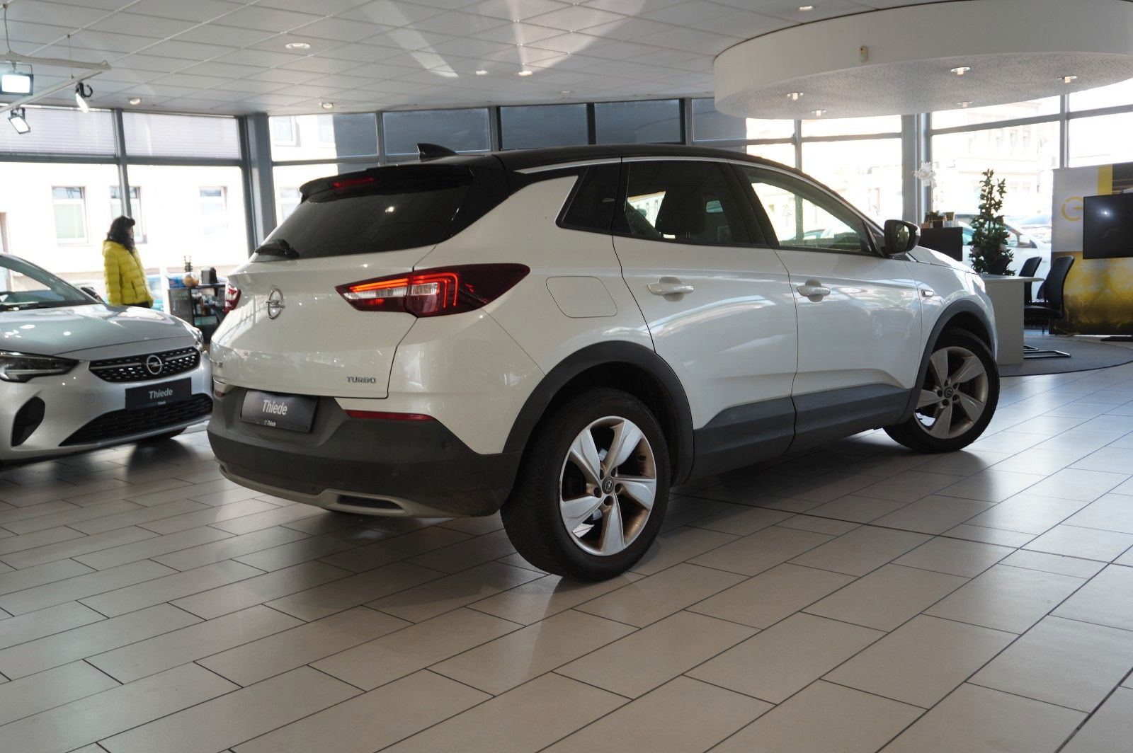 Fahrzeugabbildung Opel Grandland (X) 1.2T INNOV. NAVI/LED/KAMERA/PANO.