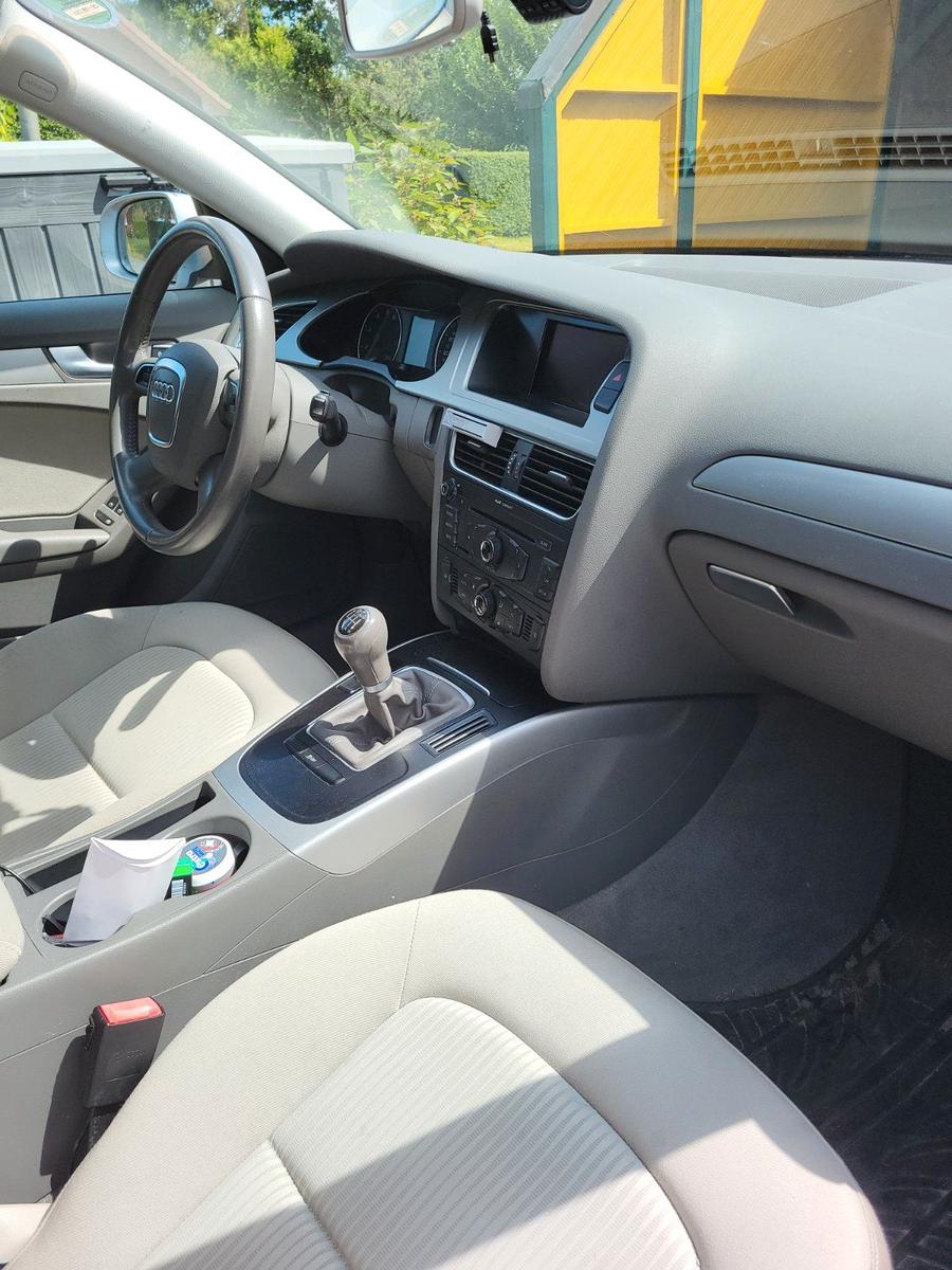 Audi A4 2010 — photo 11