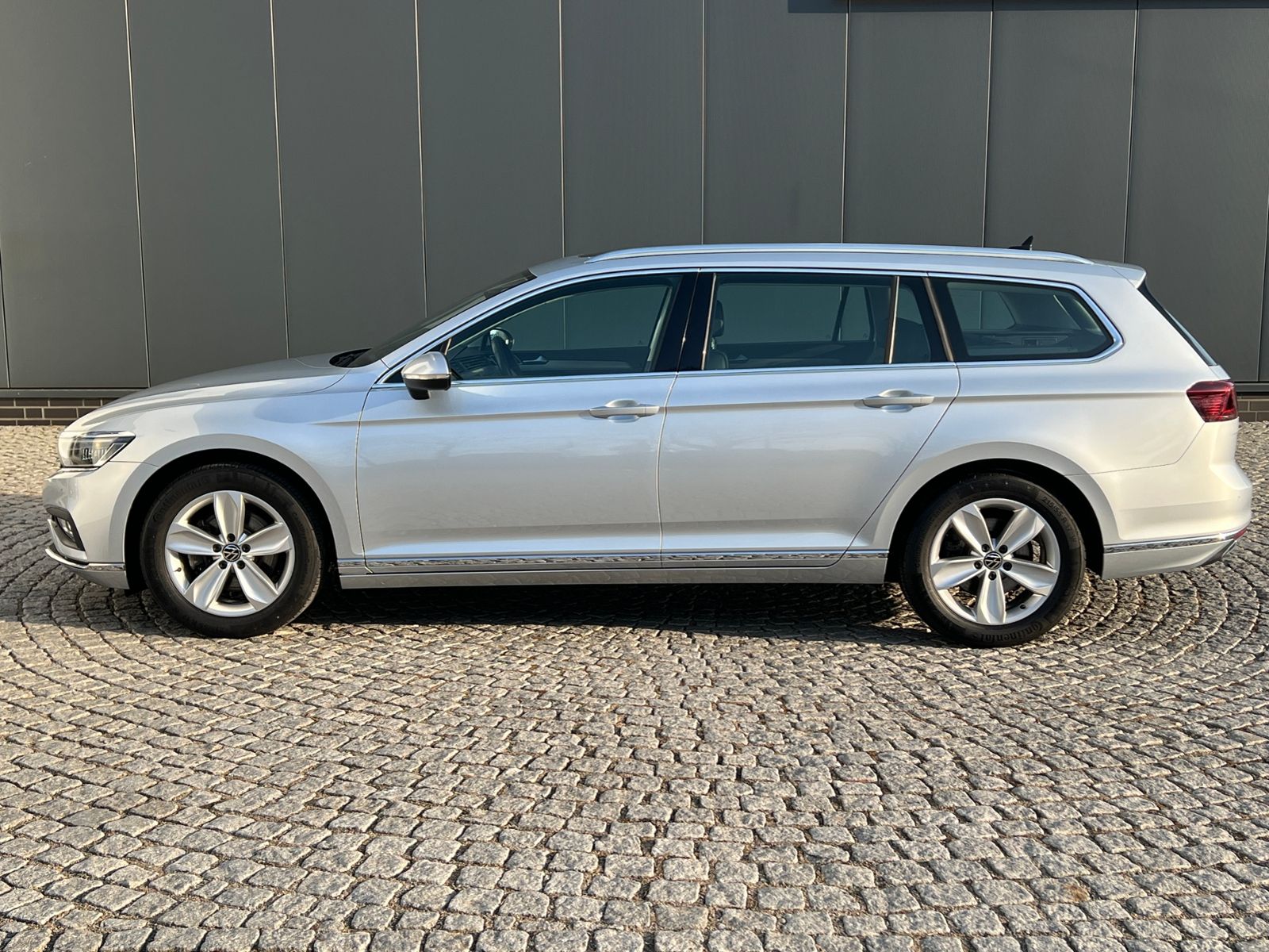 Fahrzeugabbildung Volkswagen Passat Variant Elegance 2.0 TDI DSG *AHK, IQ.Lig