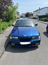 BMW 323i - blaue BMW 323