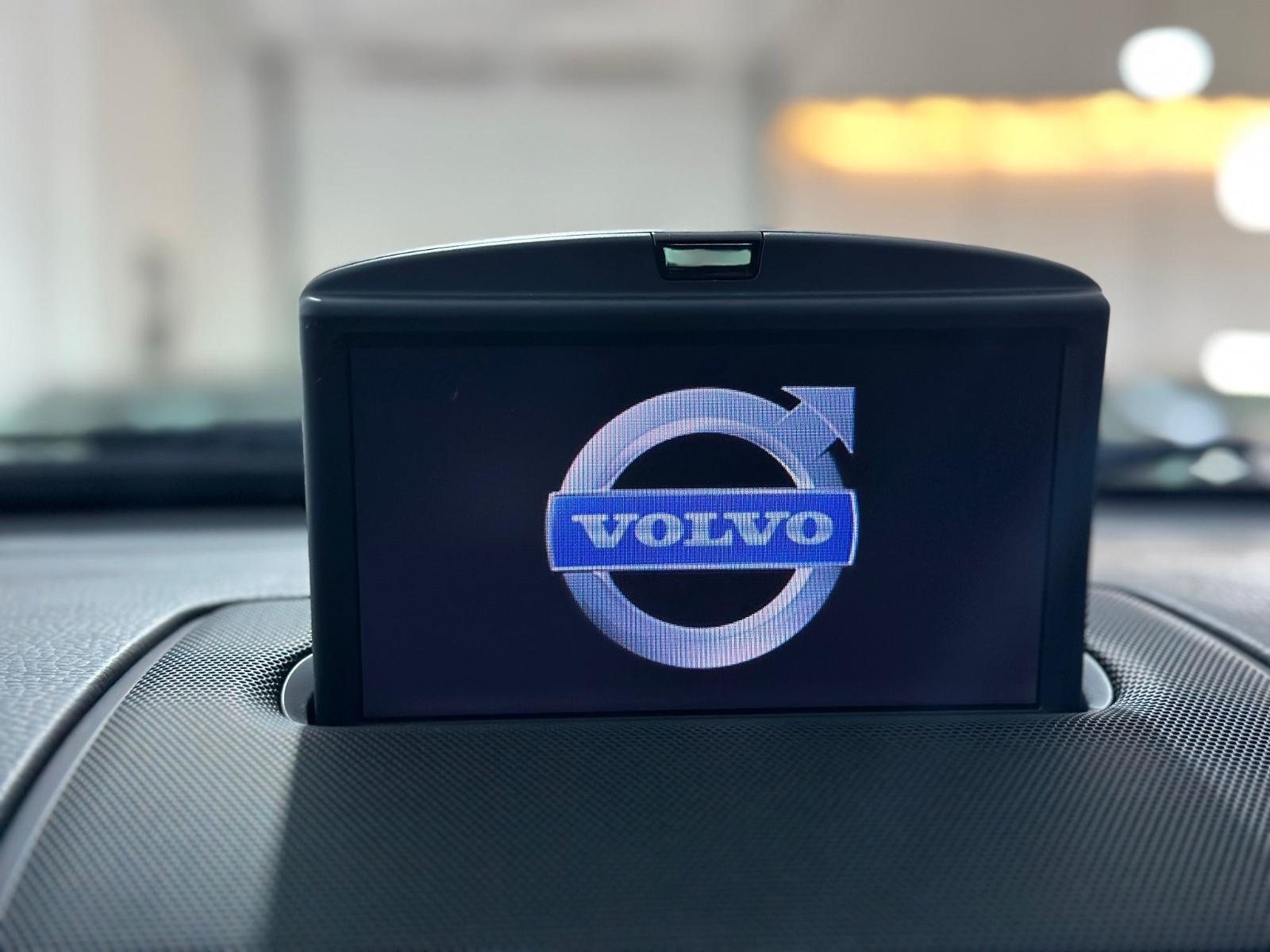 VOLVO XC90 2.4 D5 200 ch MOMENTUM GEARTRONIC 7 PLACES 4X4 - 1ère MAIN - ATTELAGE - TOIT - 194000 km