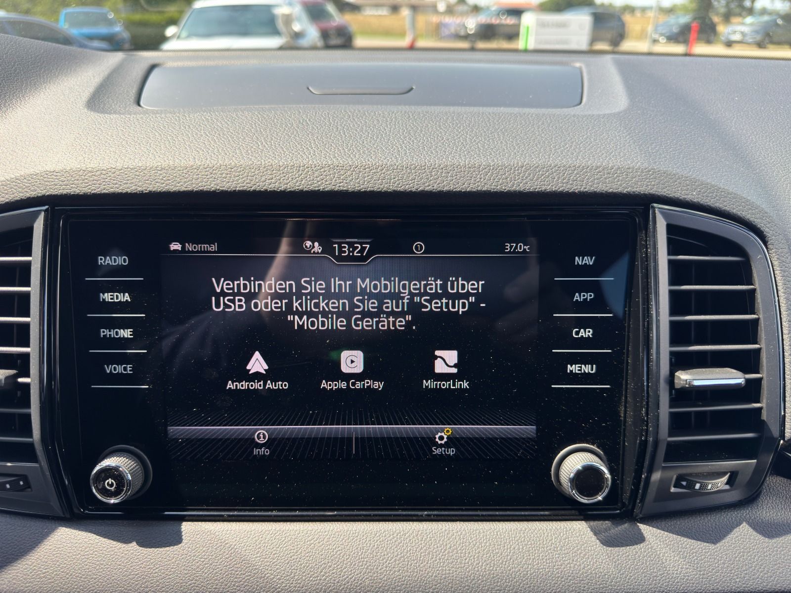 Fahrzeugabbildung SKODA Karoq Sportline 1.5TSI 6-Gang*AHK*RFK*Matrix*eHe