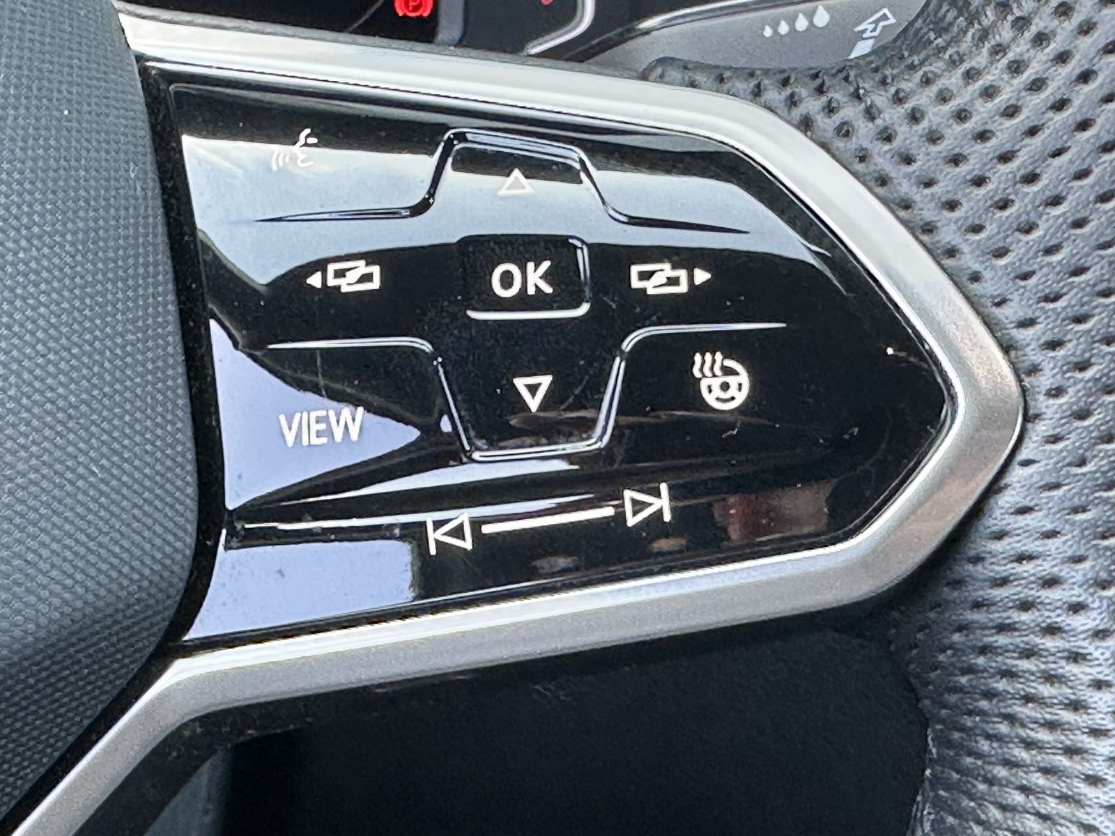 Fahrzeugabbildung Volkswagen Tiguan Allspace 2.0 TDI 4M R-Line NAV+LED+AHK+VC