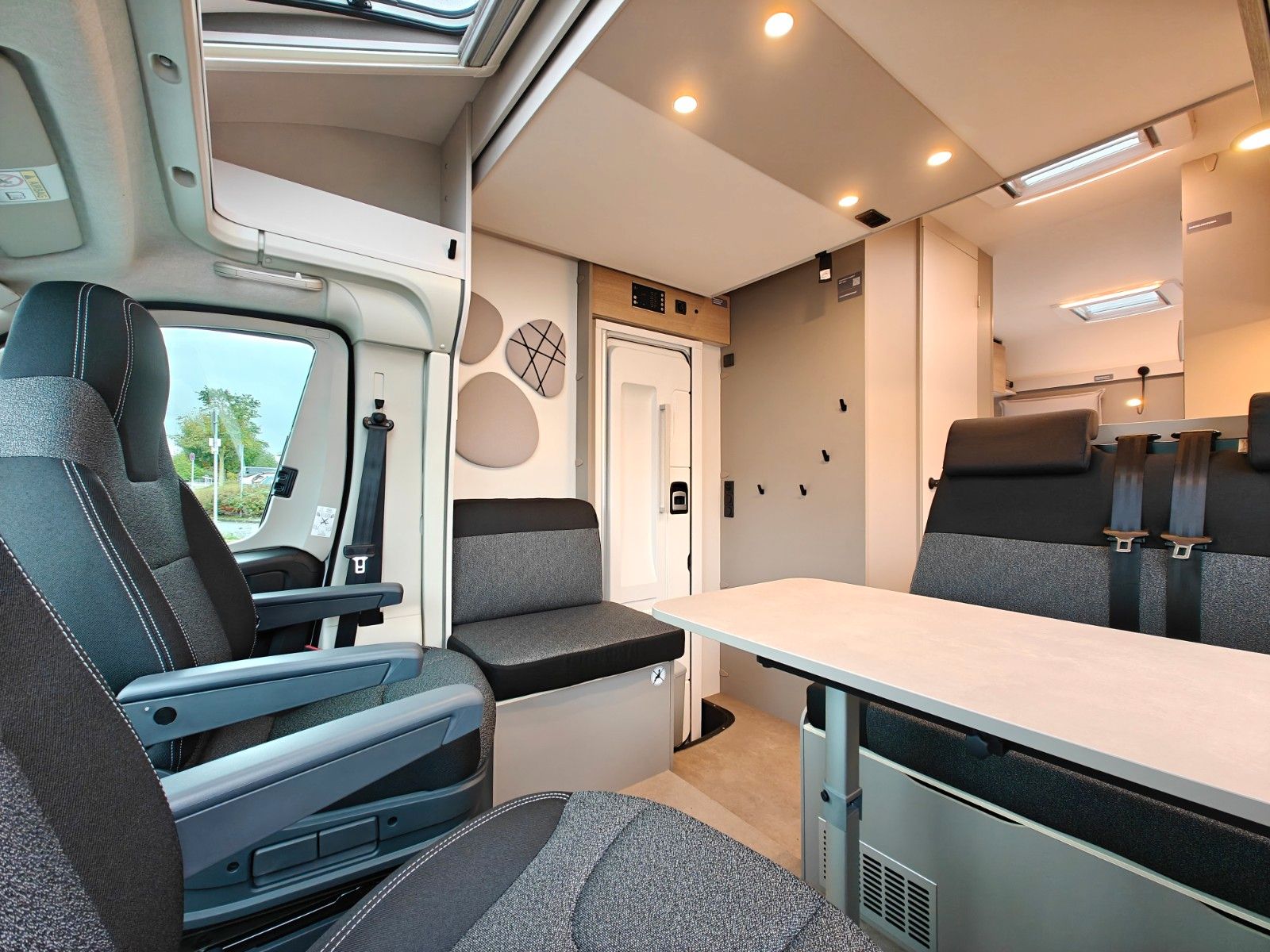 Fahrzeugabbildung LMC Tracer 690 EL - Chassis Design, 140PS, MJ2026! -
