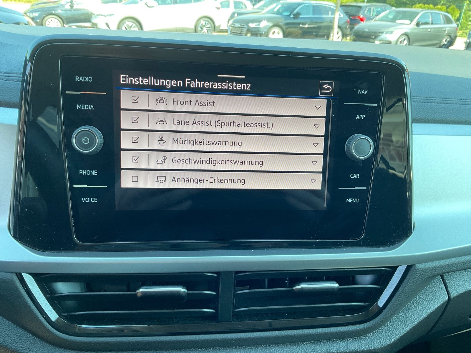 Fahrzeugabbildung Volkswagen T-Roc 1.5 TSI DSG Life,LED,AHK,Navi