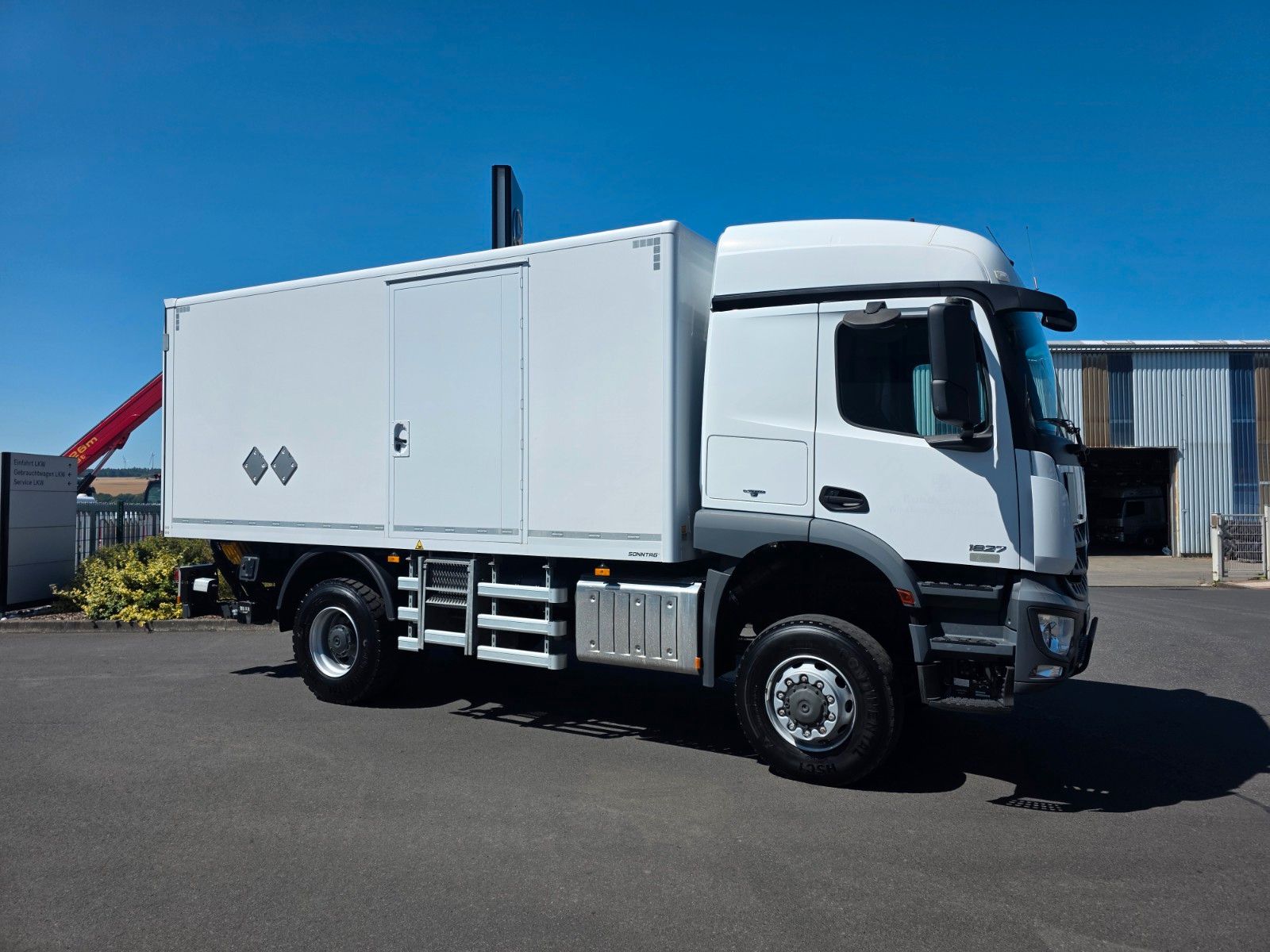 Fahrzeugabbildung Mercedes-Benz Arocs 1827 A 4x4 LBW Tür+Treppe Schalter