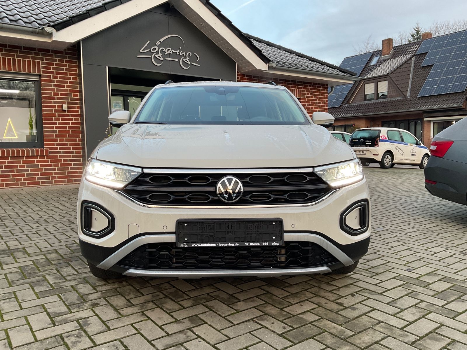 Fahrzeugabbildung Volkswagen T-Roc 1.5 TSI DSG Life,LED,AHK,Navi