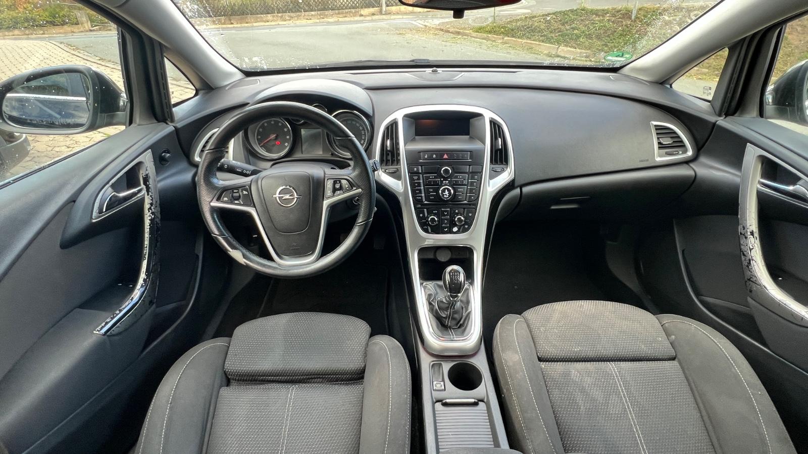 Opel Astra 2011 — photo 12