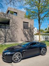 Aston Martin V8 Vantage S SP10 Onyx Black Carbon Sound Kamera - schwarze Aston Martin V8 Vantage