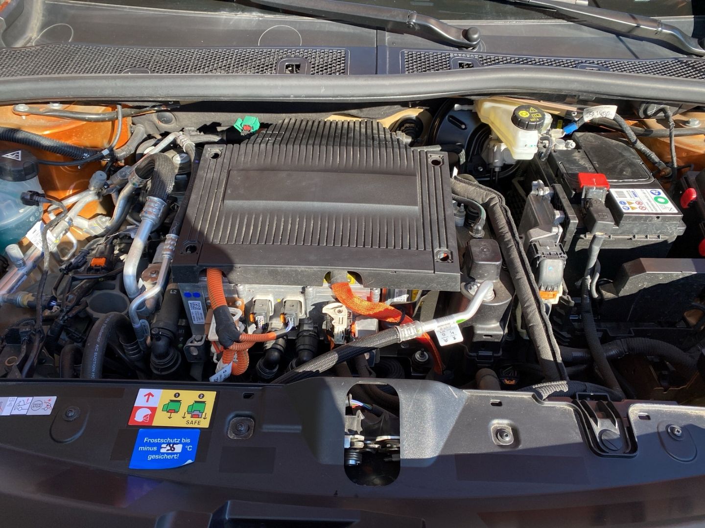 Fahrzeugabbildung Peugeot 2008 e- Allure Pack Elektromotor 136