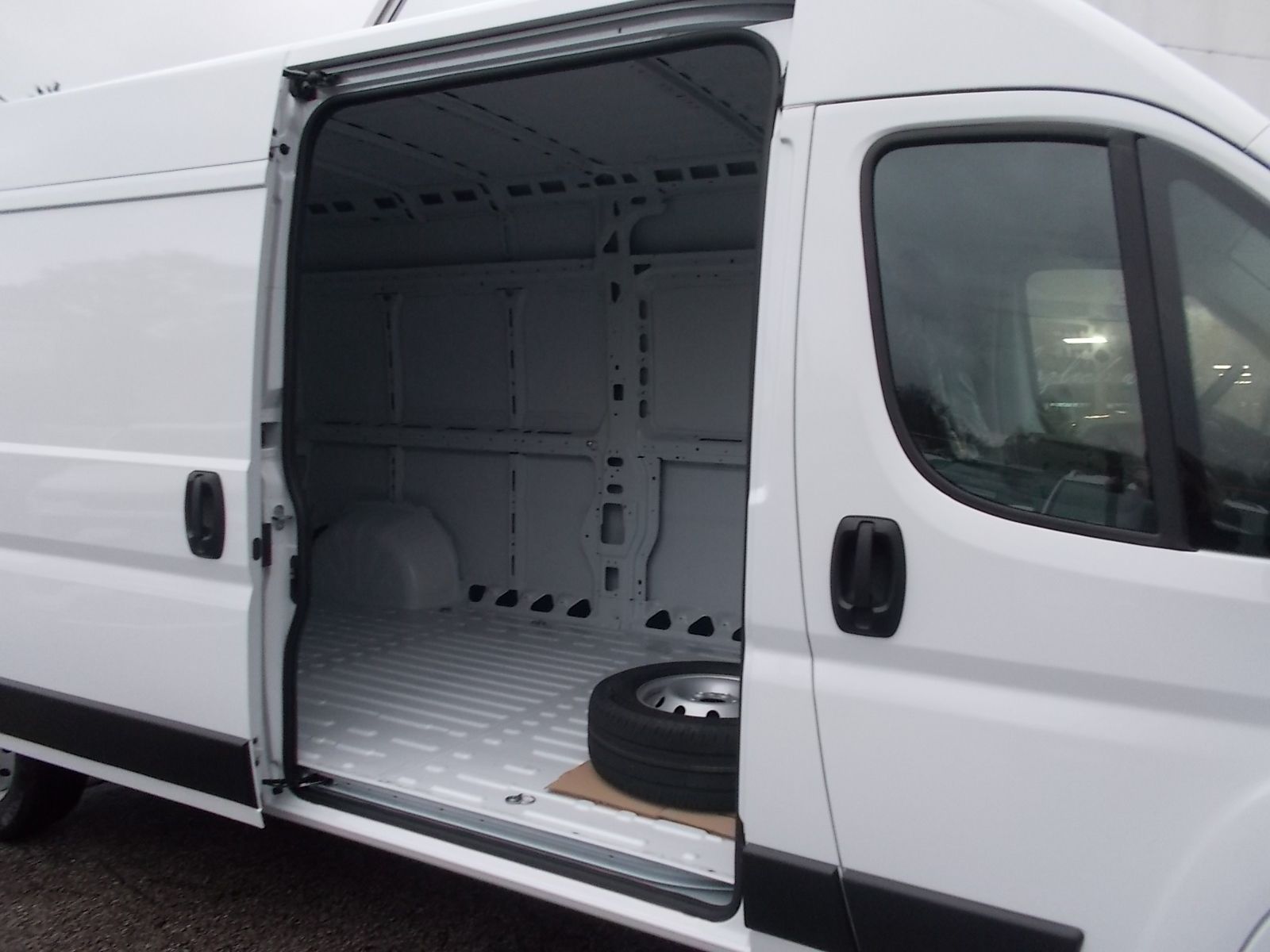 Fahrzeugabbildung Fiat Ducato 35 L3H2 KAWA Blech 140 PS