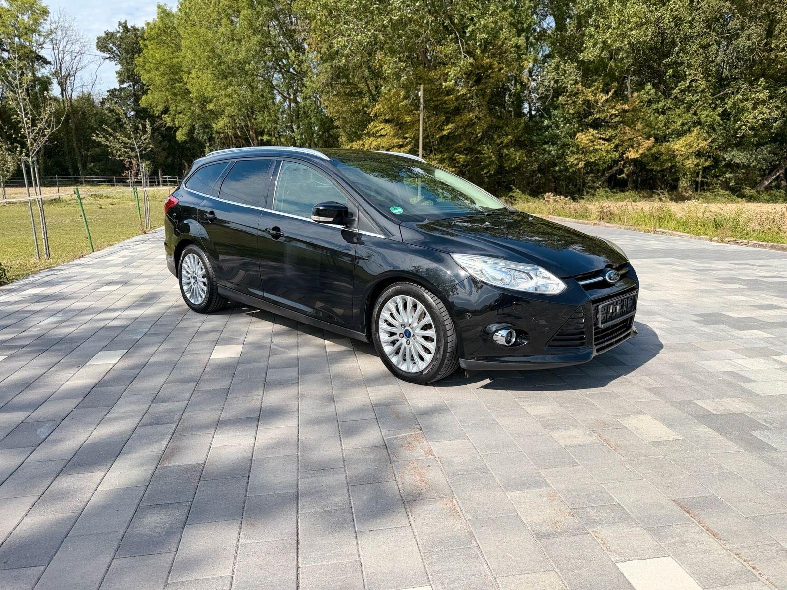 Ford Focus 2012 — rear view