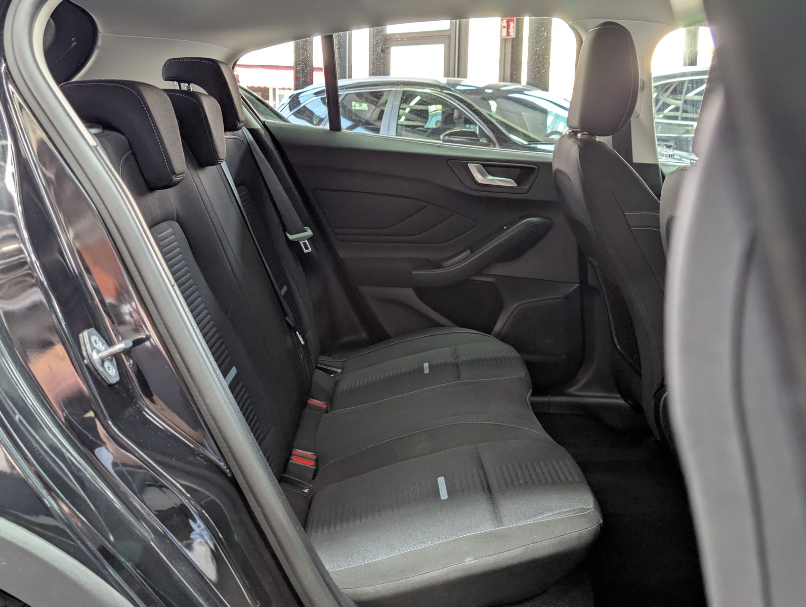 Fahrzeugabbildung Ford Focus Limo EB Active LED ACC APP KAM 17" WINTER
