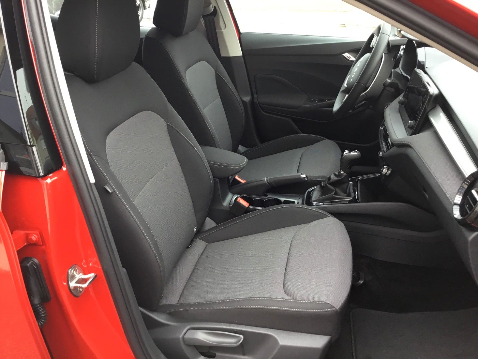 Fahrzeugabbildung SKODA Fabia 1.0l TSI DSG Selection+15"+LED+Sitzheizung