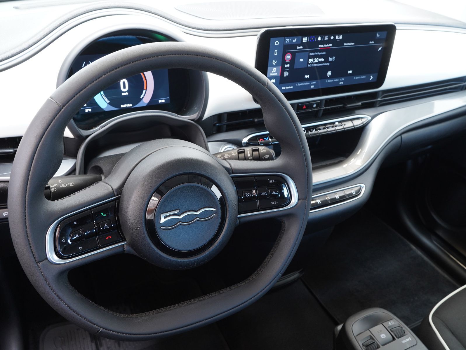 Fahrzeugabbildung Fiat 500e 87KW/42kWh/DC-LADEN/CARPLAY/DAB/SOH