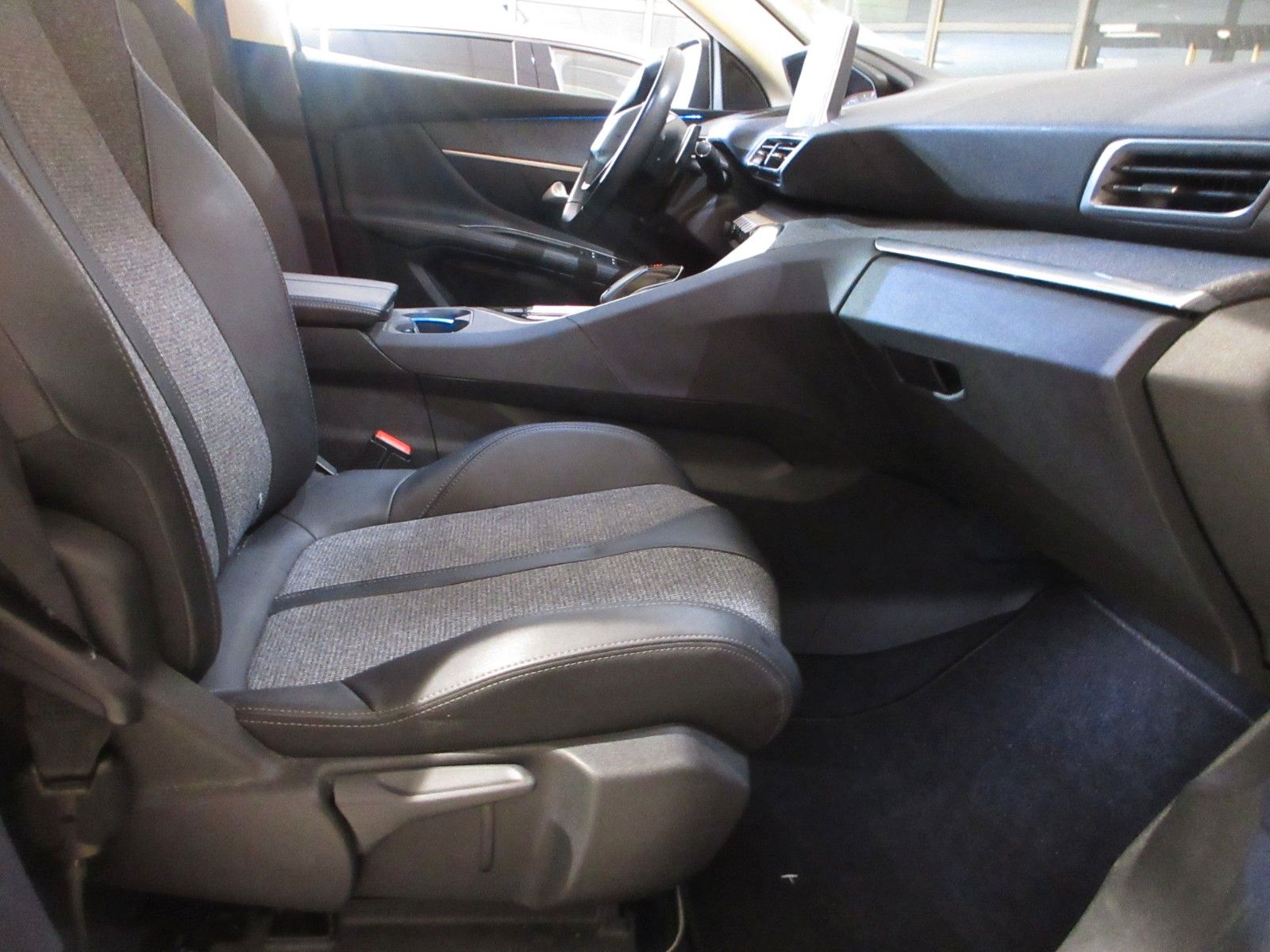 Fahrzeugabbildung Peugeot 3008 Allure 1.2T LED/NAVI/PDC/R´CAM/KEYLESS