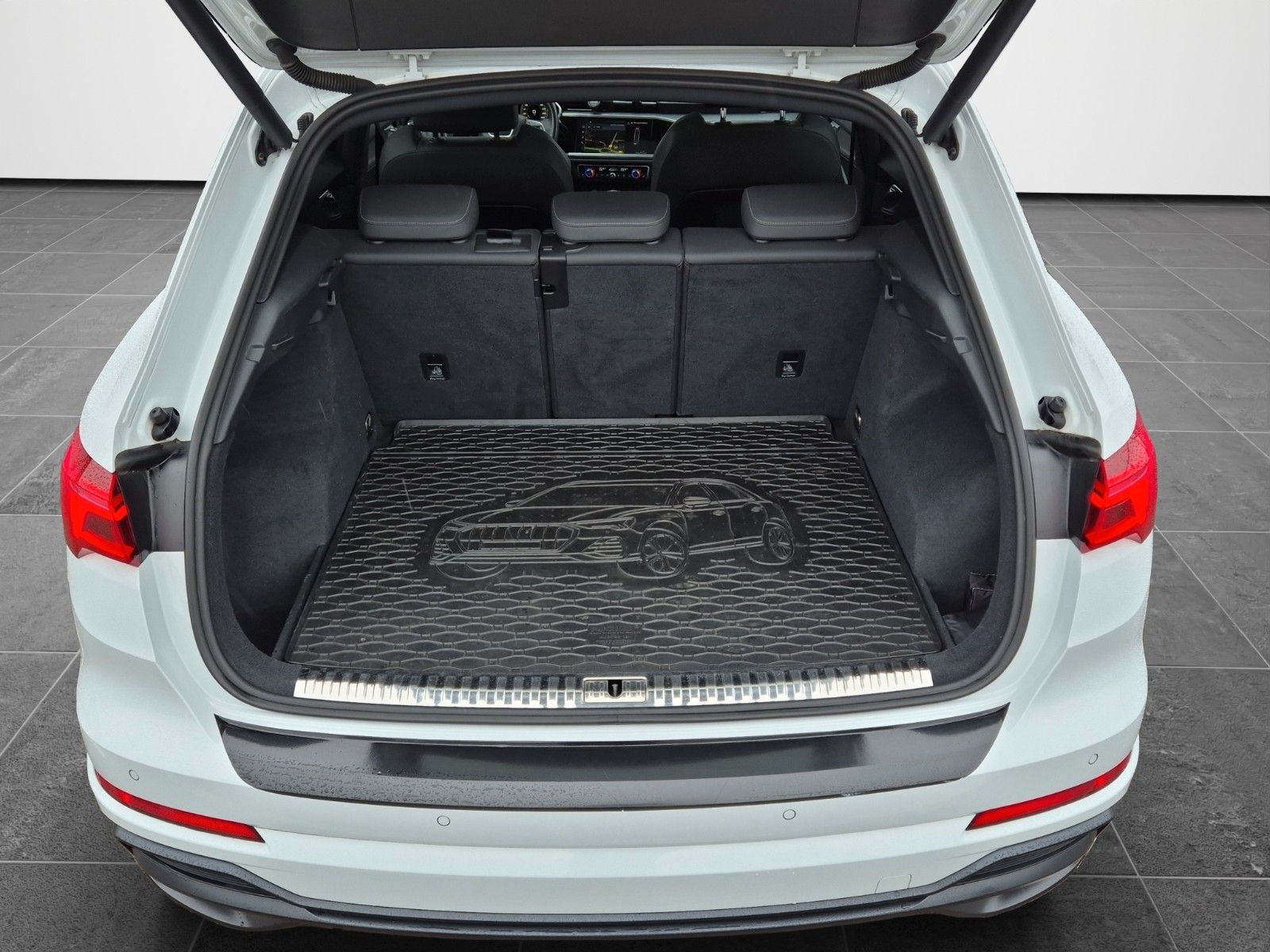 Fahrzeugabbildung Audi Q3 35 TFSI S LINE S TRONIC PANO TOTW ALLW LED