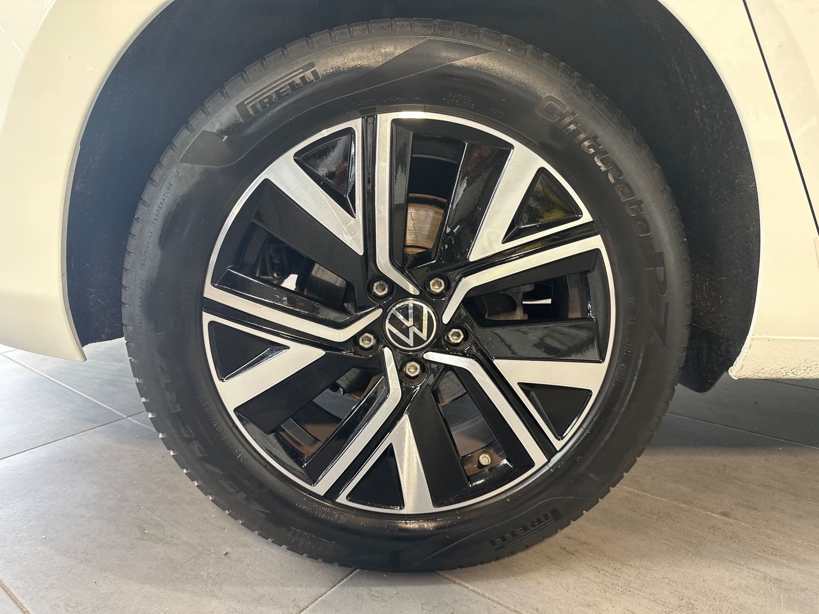 Fahrzeugabbildung Volkswagen Touran 2.0 TDI DSG Highline NAV+LED+ACC+AHK+SHZ