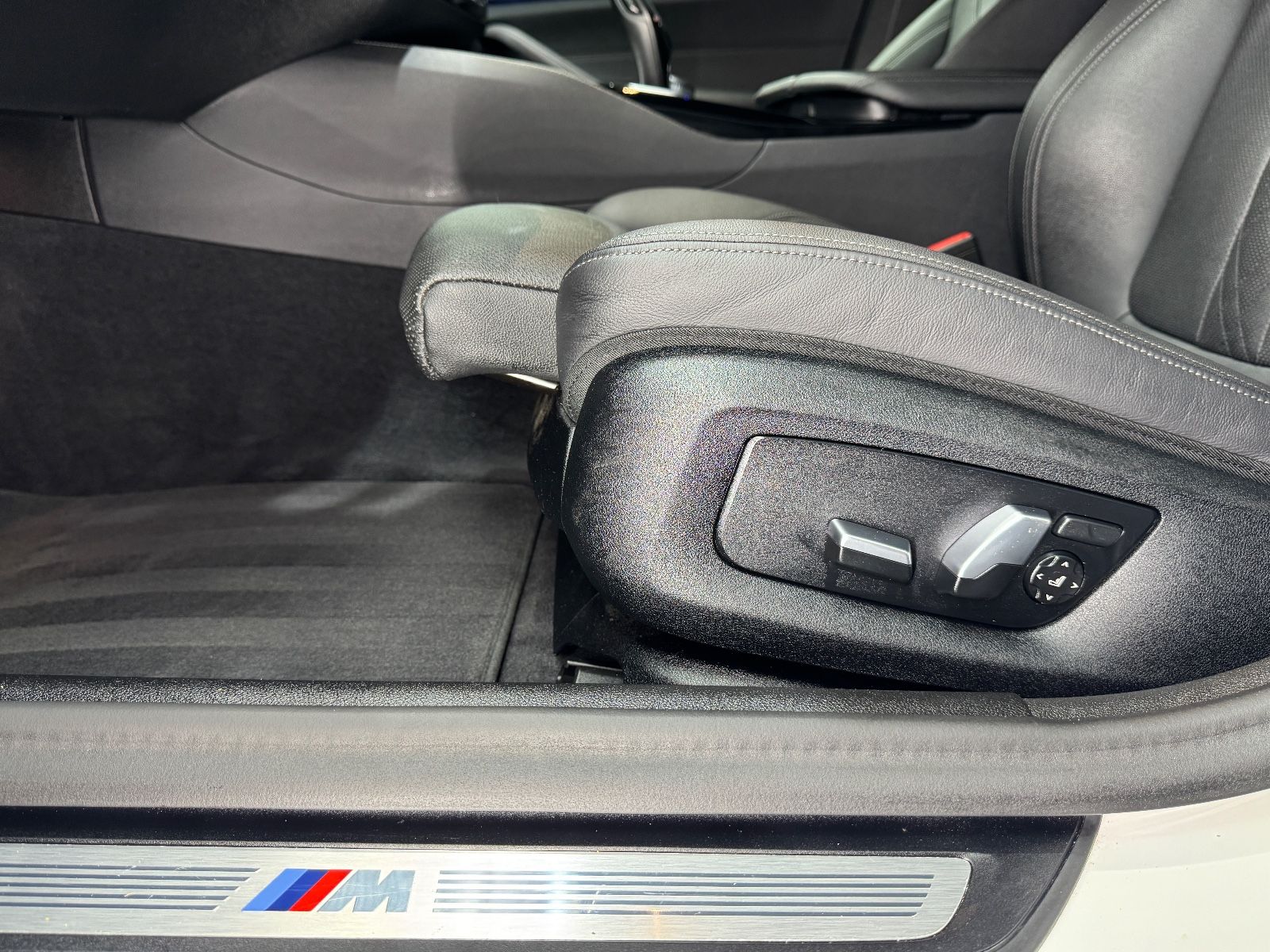 Fahrzeugabbildung BMW 520d xDrive M Sport|HEAD-UP|ACC|LASER|