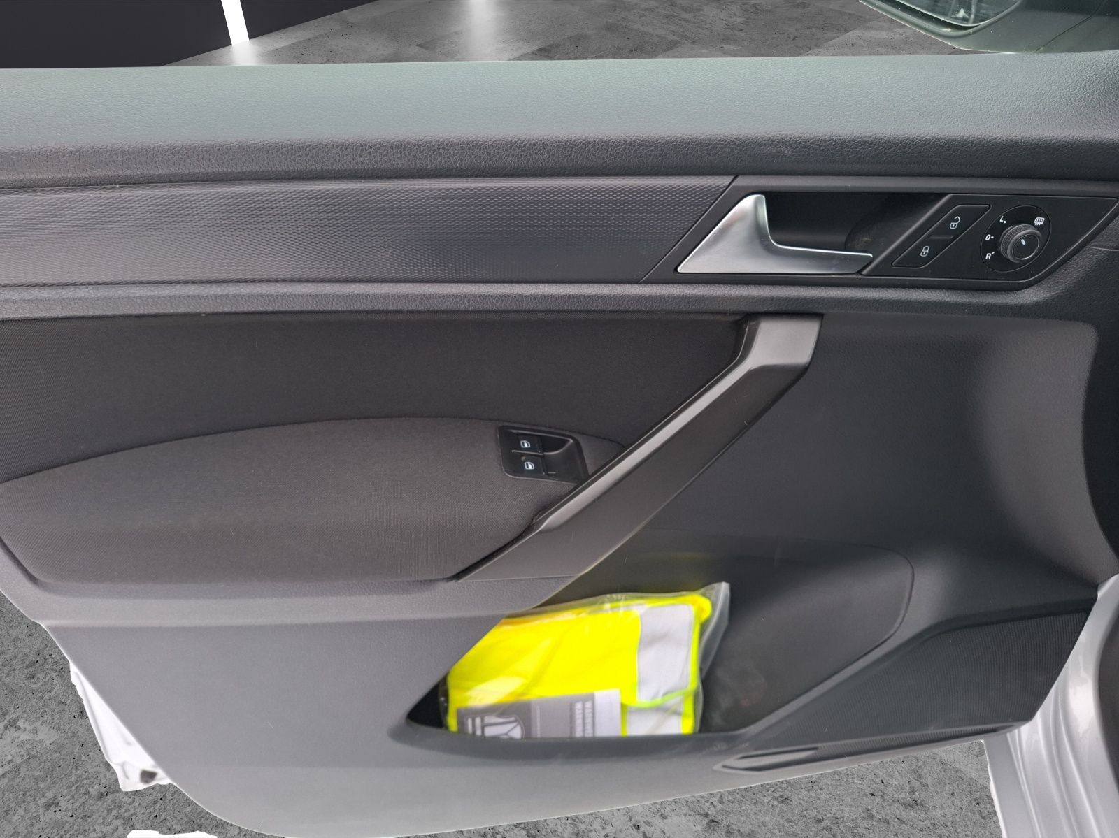 Fahrzeugabbildung Volkswagen Caddy TDI Comfortline Navi APP GRA PDC SHZ Clima