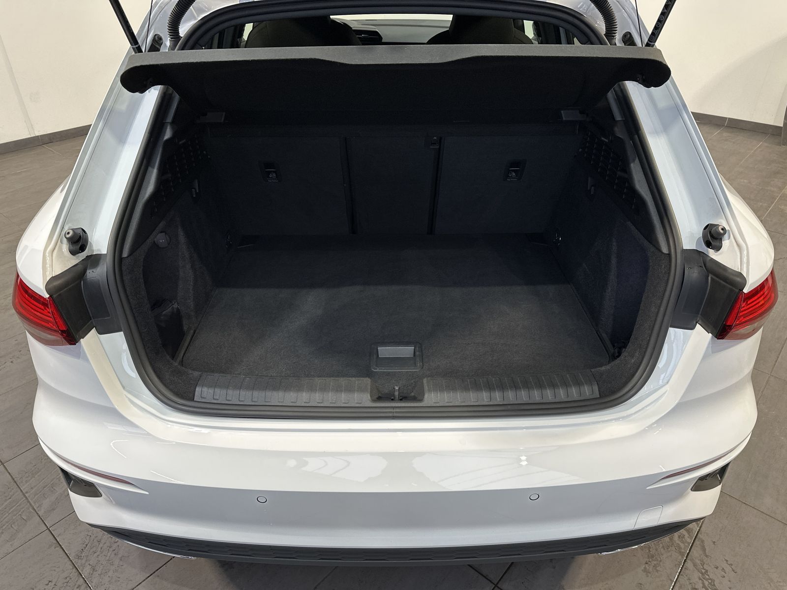 Fahrzeugabbildung Audi A3 SpB 35 TDI S-Line NAV+LED+ACC+AHK+18ZO+VCOCK