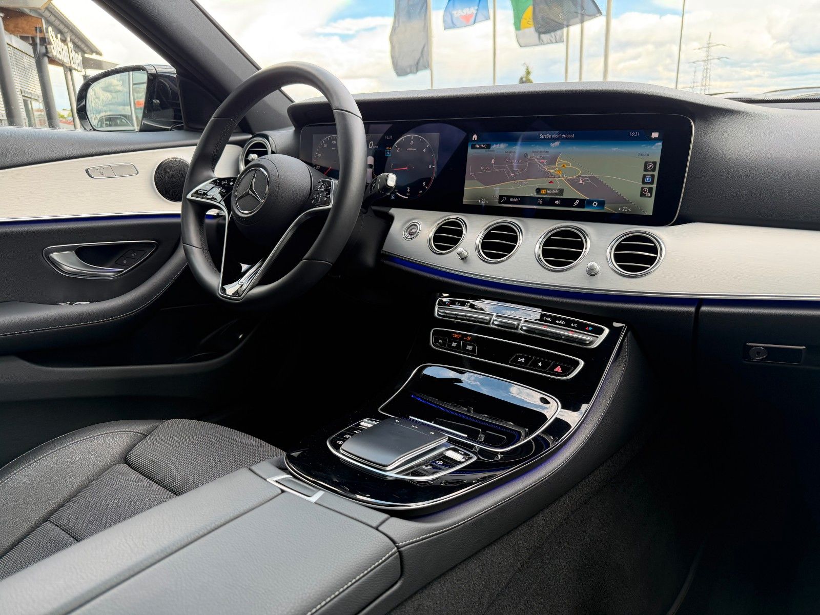Fahrzeugabbildung Mercedes-Benz E 200d T Avantgarde+Pano+Distr+AHK+360