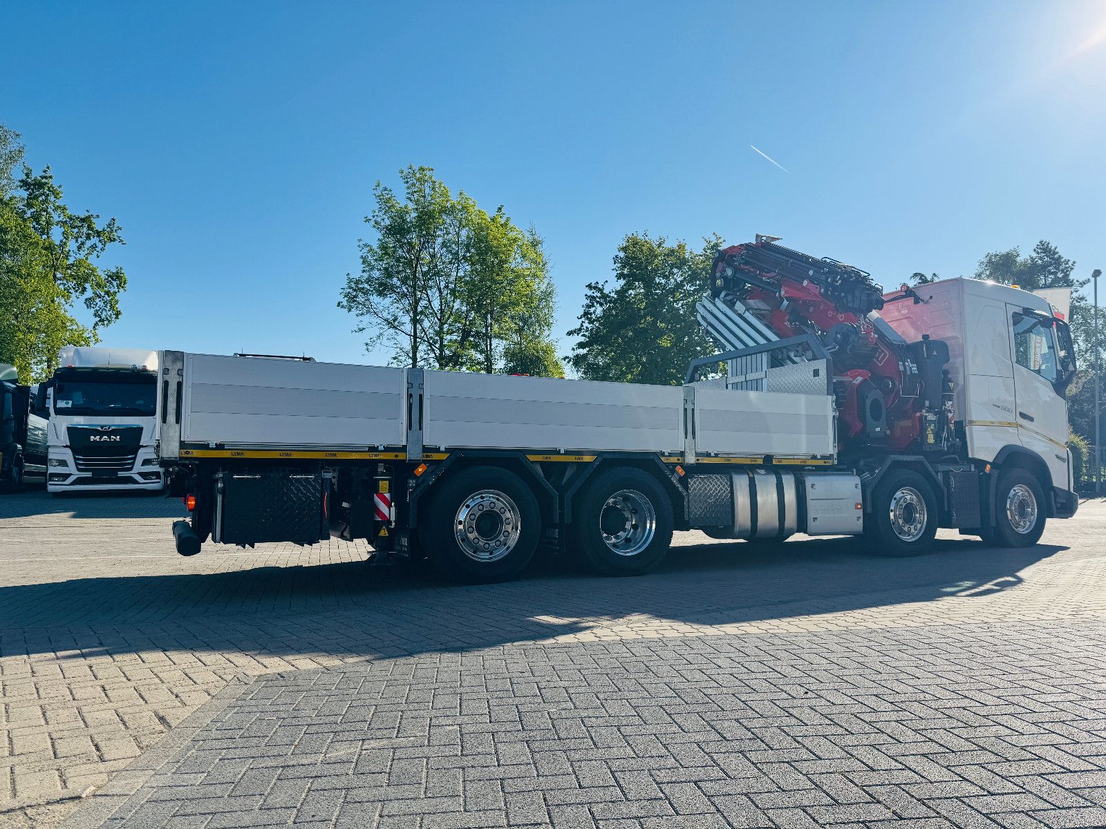 Fahrzeugabbildung Volvo FH 500 8x2 mit F710RA.2.27 L426 und V20 Winde