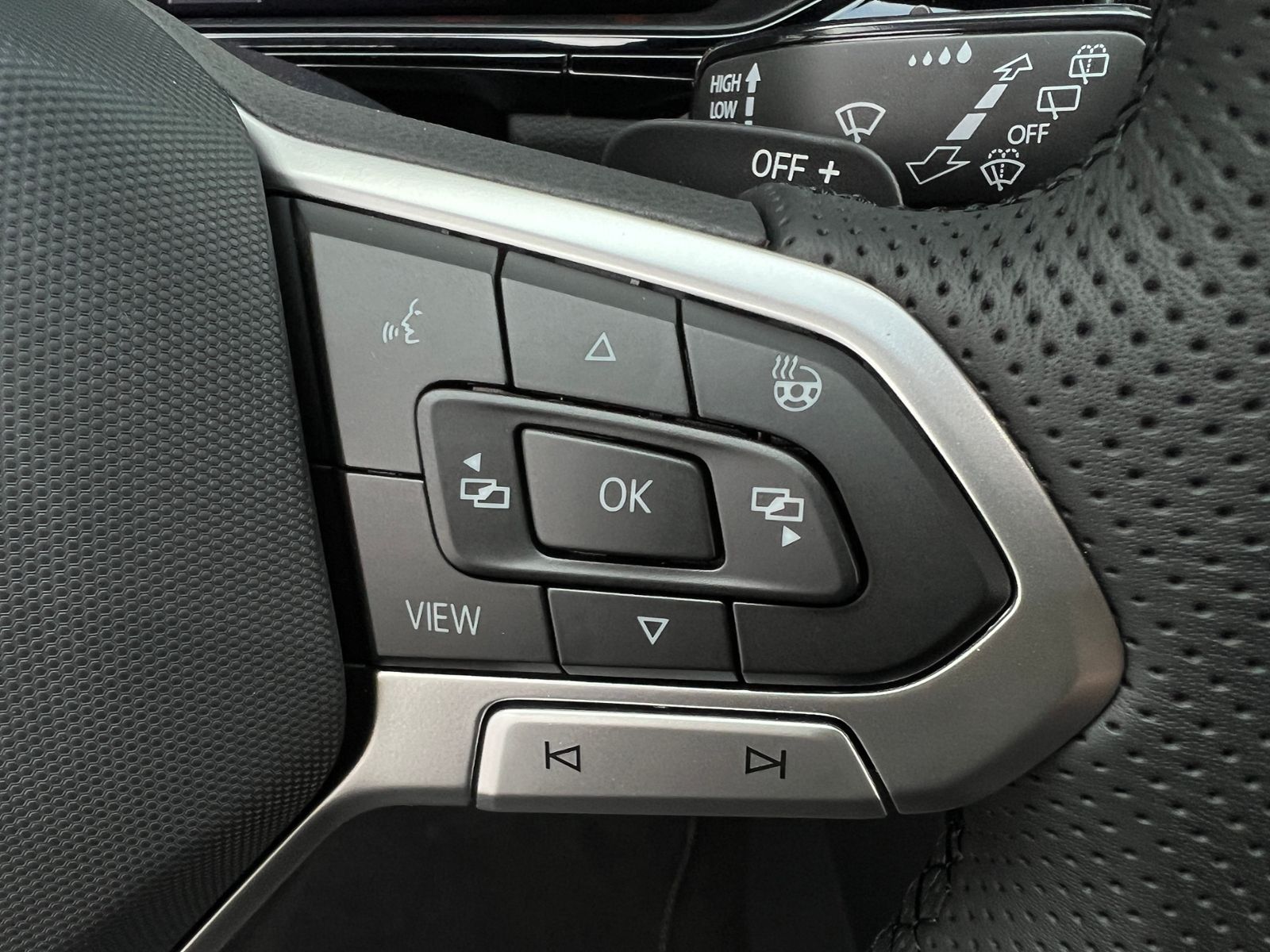 Fahrzeugabbildung Volkswagen T-Roc R-Line 2.0 TSI DSG 4MOTION *AHK, IQ.Light,