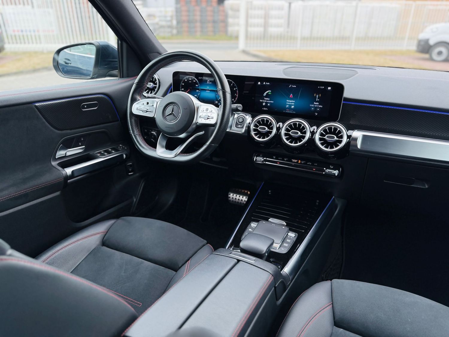 Fahrzeugabbildung Mercedes-Benz GLB 250 4M AMG, Autom., Multibeam, PTS, RFK, Nav