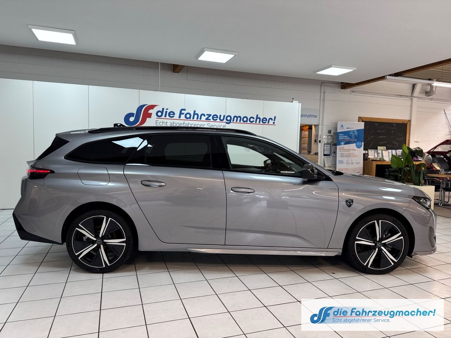 Fahrzeugabbildung Peugeot 308 SW GT Navi Digitales Cockpit Memory Sitze 36