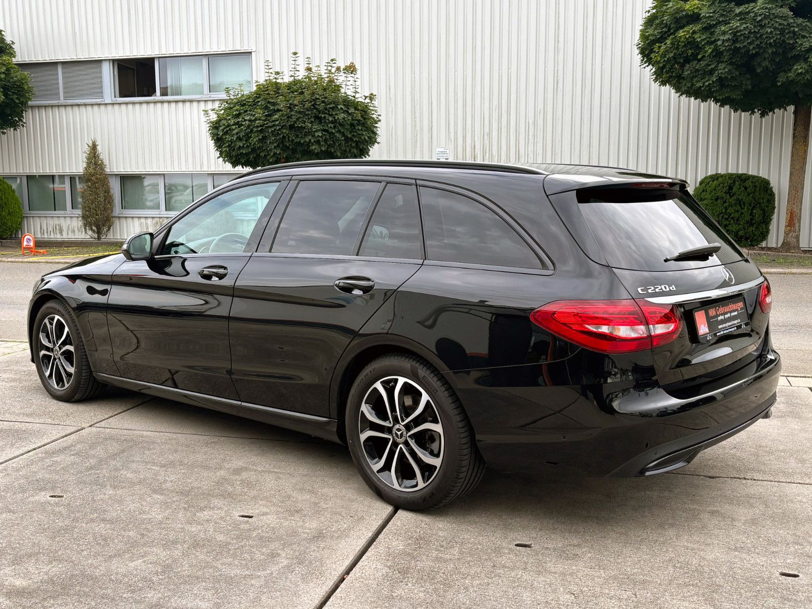 Fahrzeugabbildung Mercedes-Benz C220d T-Modell Avantgarde ACC 360° AHK PANO NAV