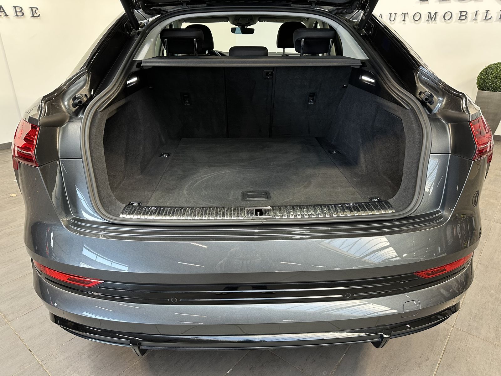 Fahrzeugabbildung Audi e-tron SpB 50 Qu S-Line Black NAV+LED+KAM+VCOCK