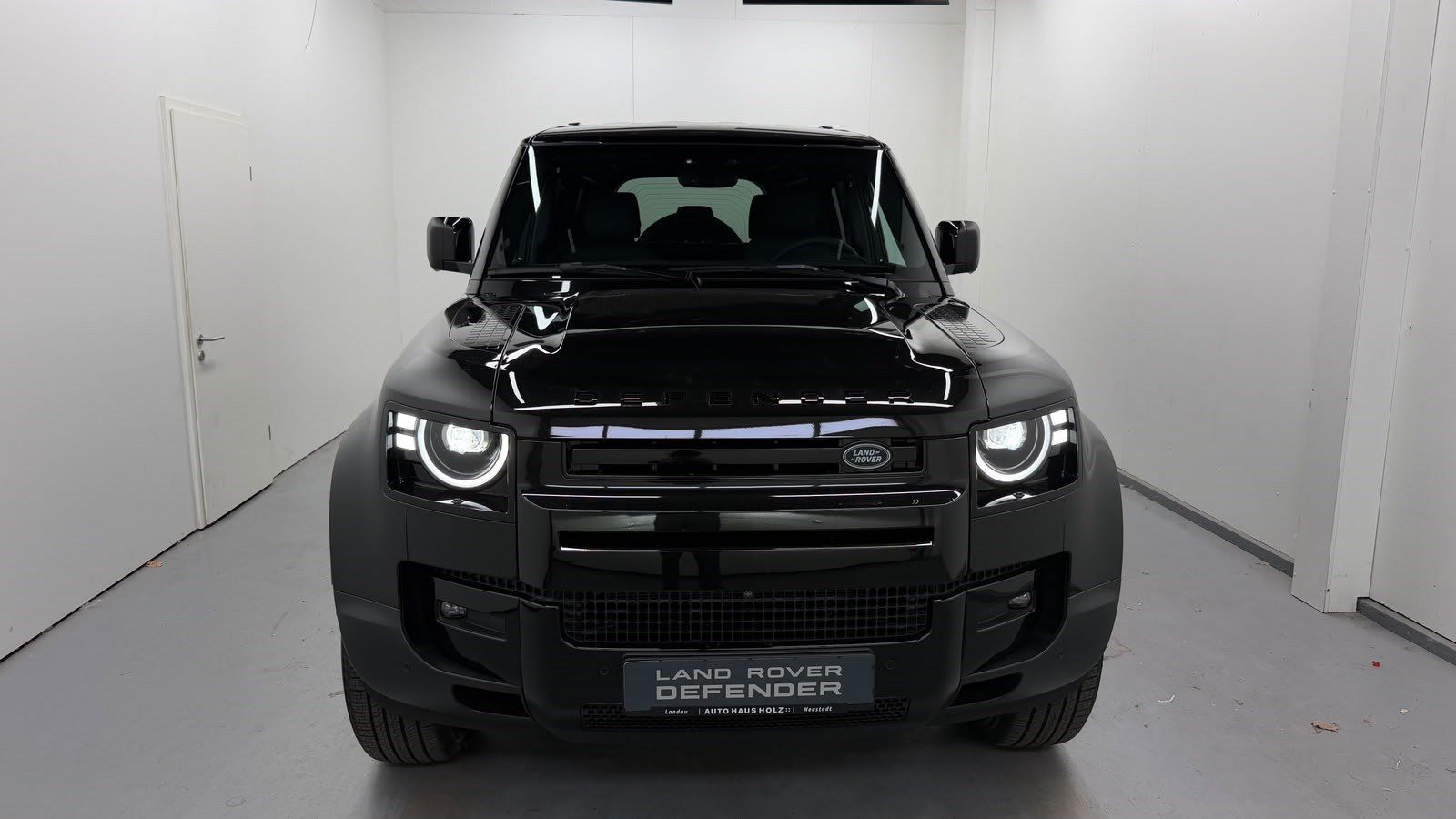 LAND ROVER Defender 110 D200 S Black AHK 19-Zoll – Bild 6