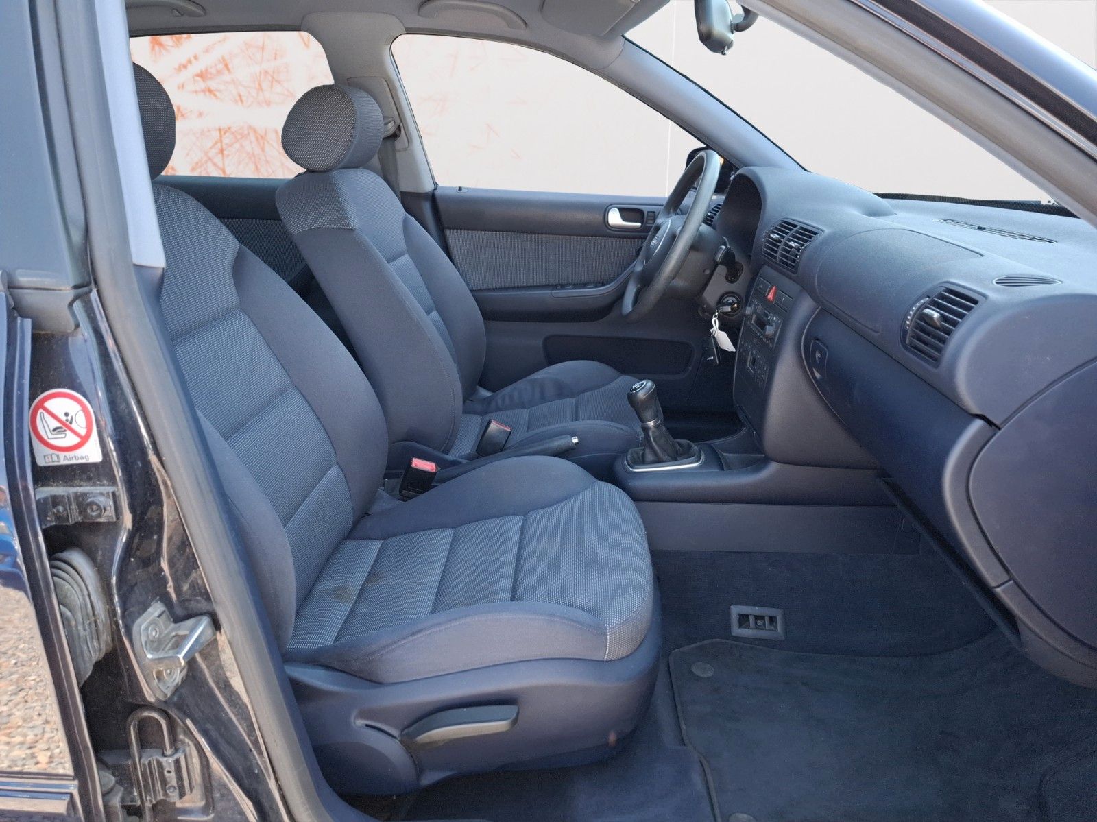 Fahrzeugabbildung Audi A3 1.6 Ambiente ! SHZ ! Klimaautom. ! 2te Hand !