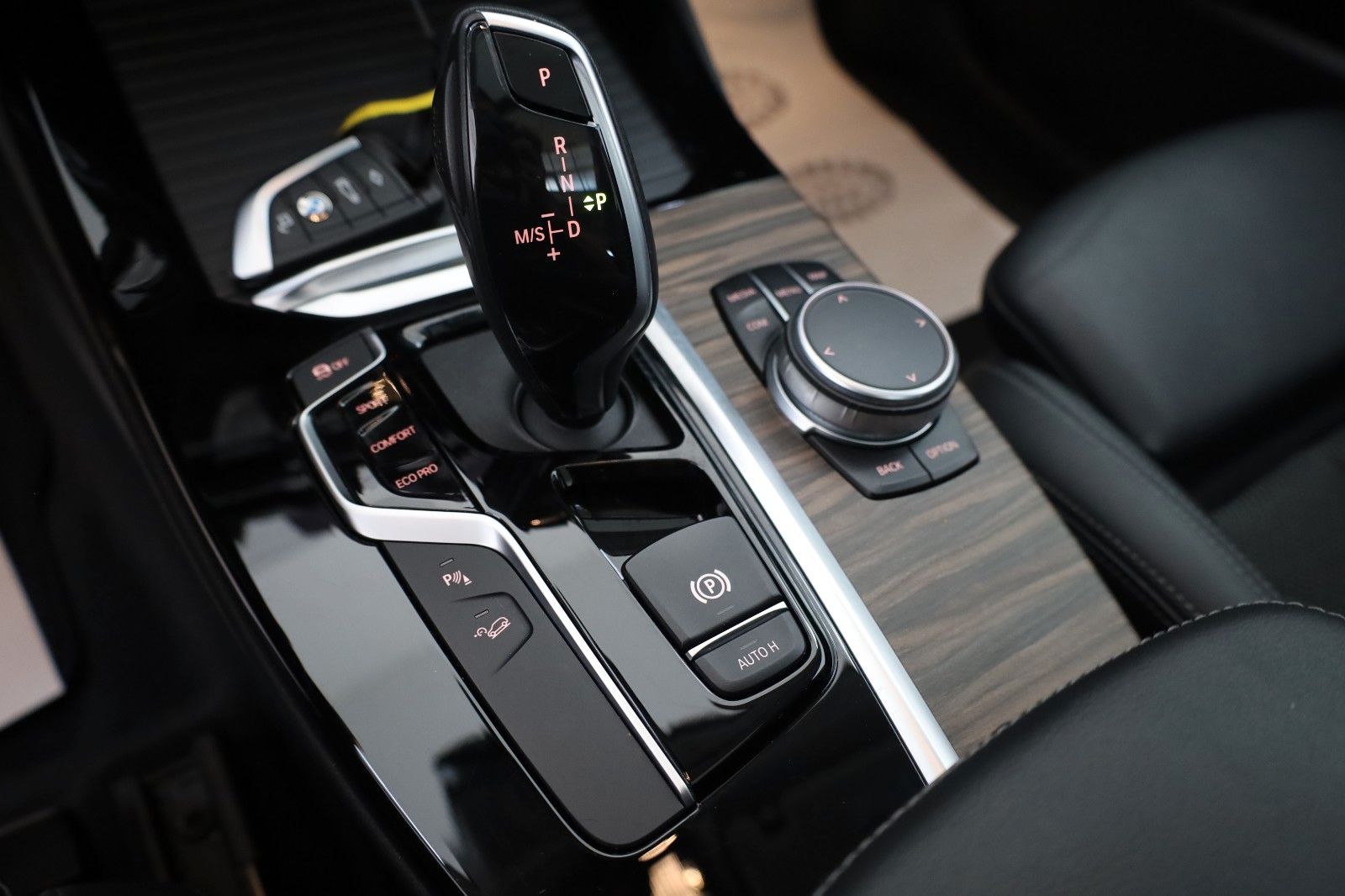 Fahrzeugabbildung BMW X3 xDrive 20d Advantage,Leder,Navi,HUD,PanoD,AHK