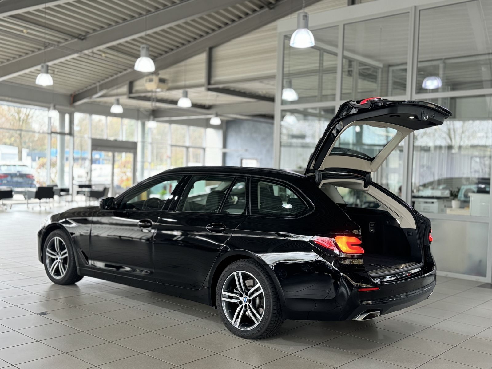 Fahrzeugabbildung BMW 520d Panorama Kamera DAB HiFi DisplKey AHK Sport