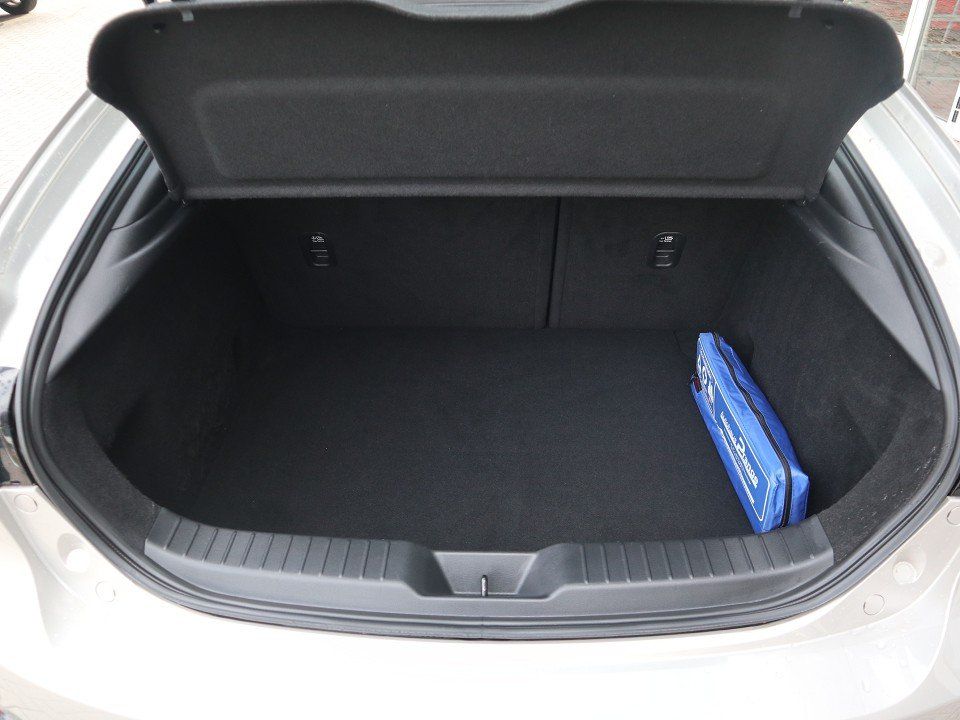 Fahrzeugabbildung Mazda 3 M-Hybrid Selection G-150 NAVI ACAA HUD SHZ RFK