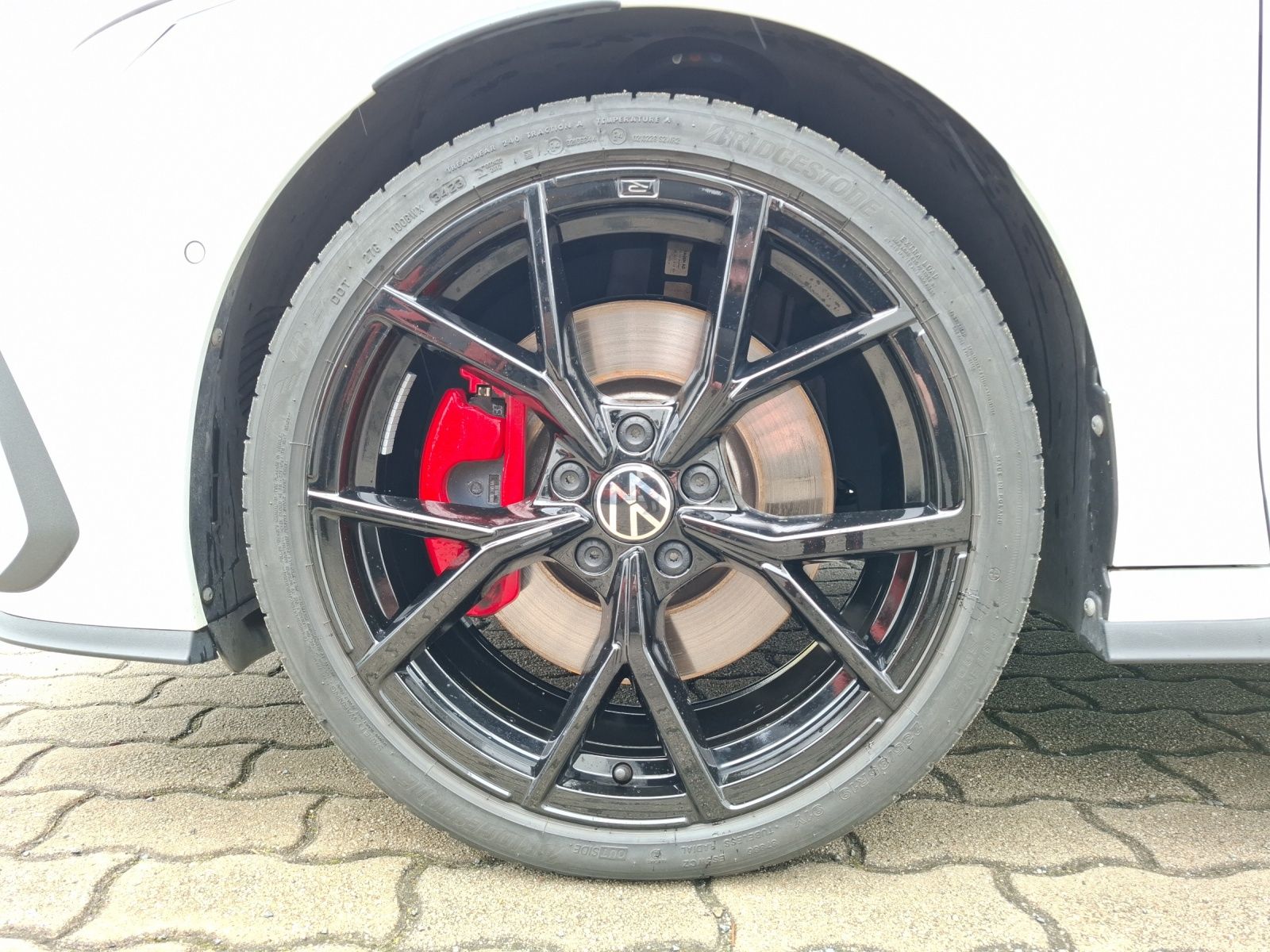 Fahrzeugabbildung Volkswagen Golf VIII GTI 1,99% Matrix AHK Navi AID RFK 19"