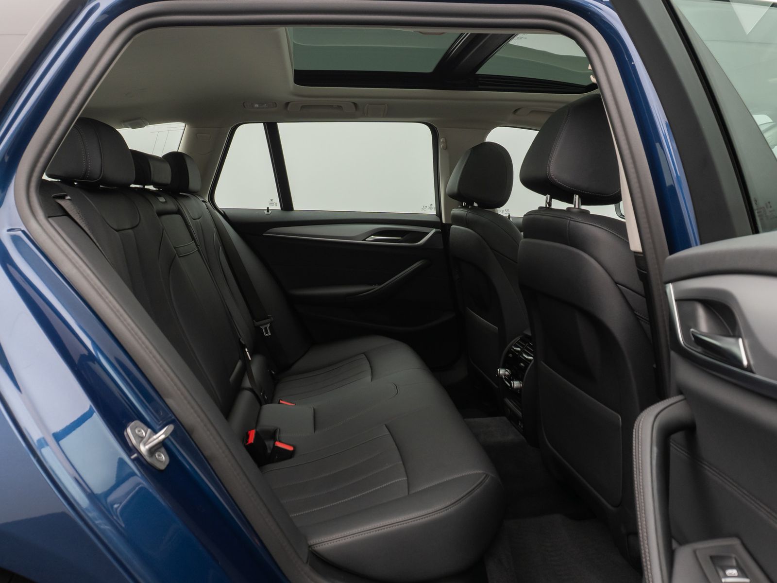 Fahrzeugabbildung BMW 530d Panorama Kamera HUD DAB Alarm AHK Sport