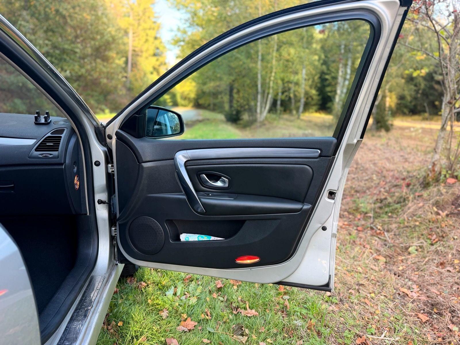 Renault Laguna 2010 — photo 12
