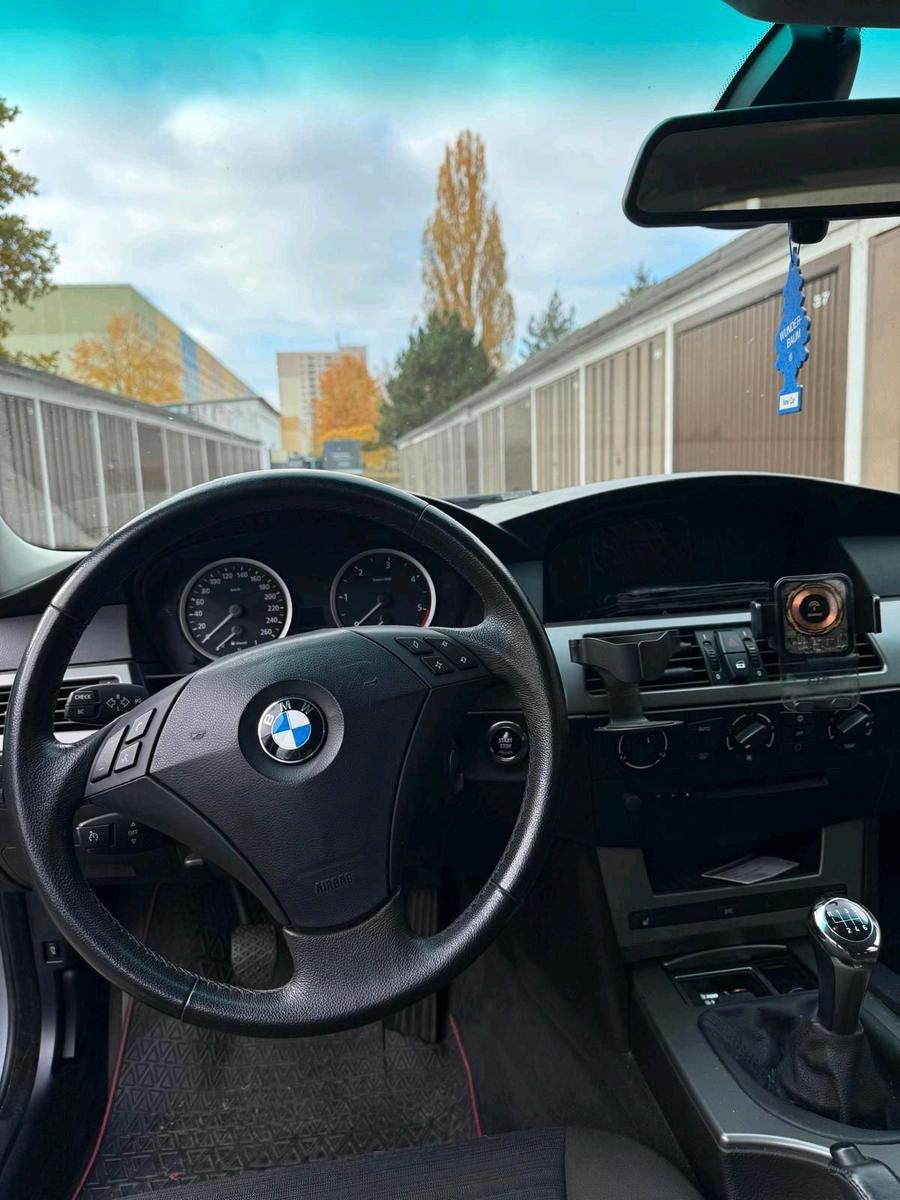BMW 520 2005 — interior
