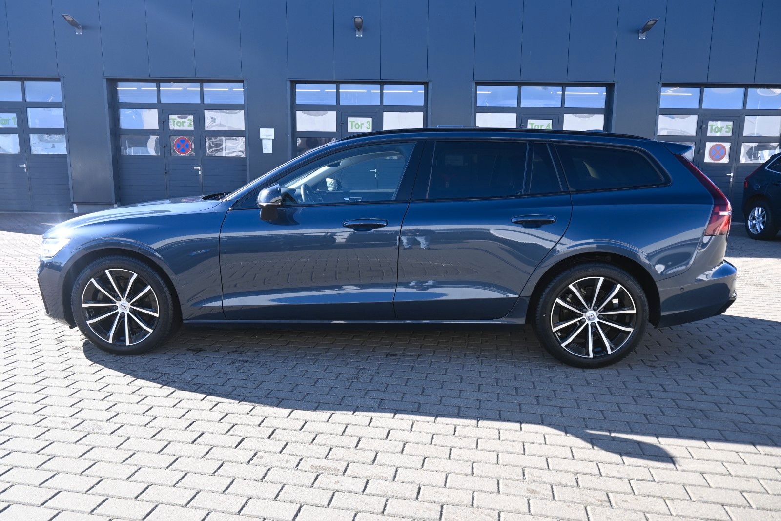 Fahrzeugabbildung Volvo V60 B4 Diesel Plus Dark*H&K*LED*360°*FSHZG*ACC