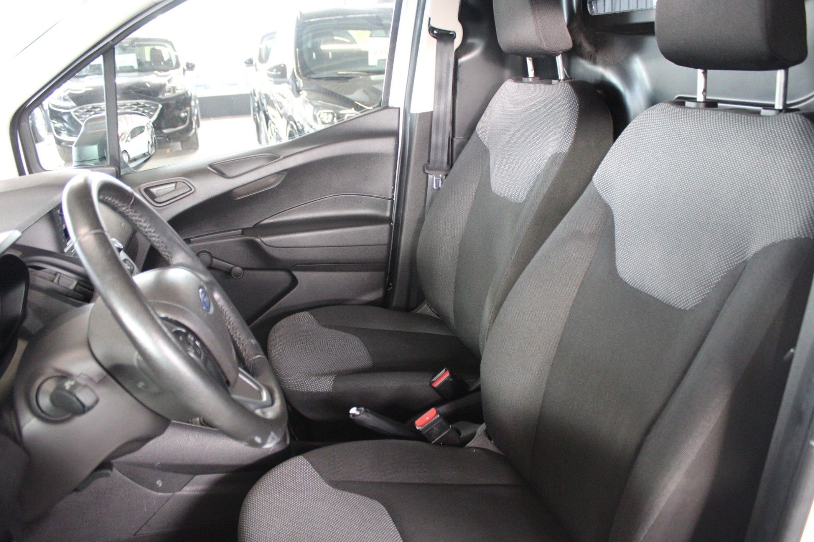 Fahrzeugabbildung Ford Transit Courier 1,5 TDCi Kasten Allwetter 1.Hand
