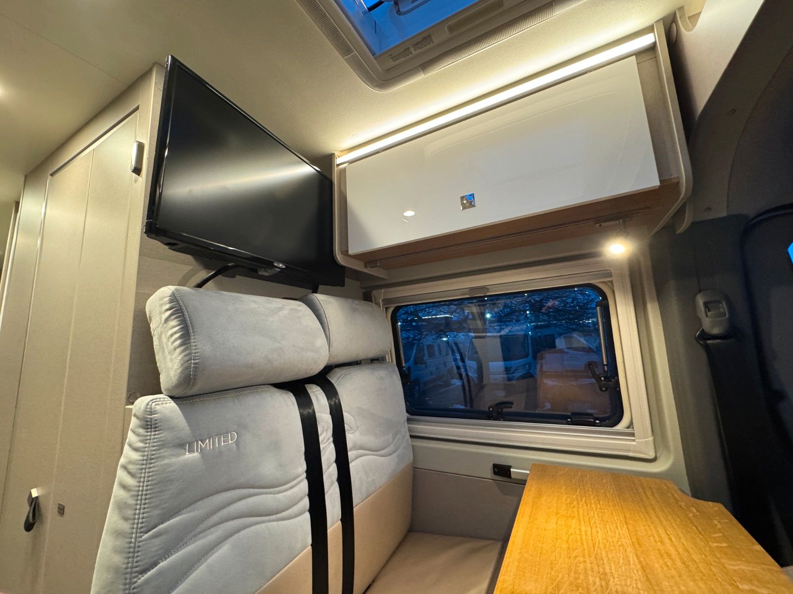 Fahrzeugabbildung Bürstner Delfin C 621 Limited - Garantie - Motorradbühne!