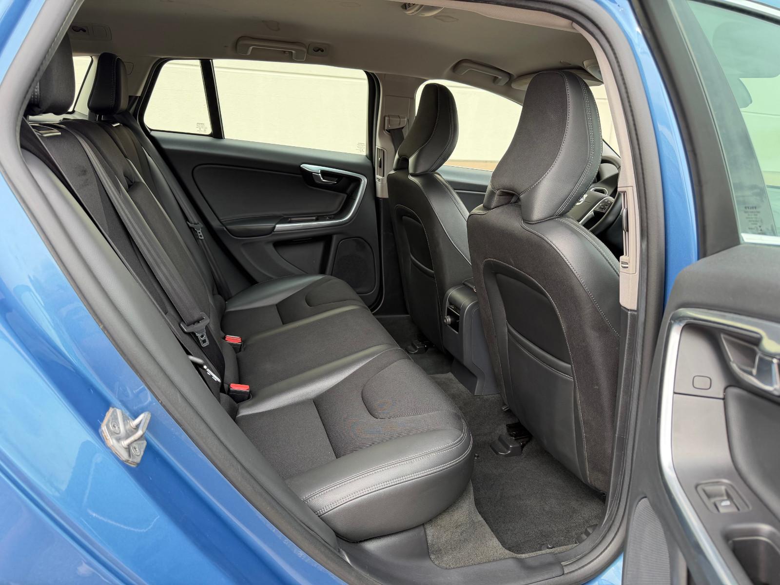Volvo V60 D3 Momentum - XENON + SHZ + ZR NEU