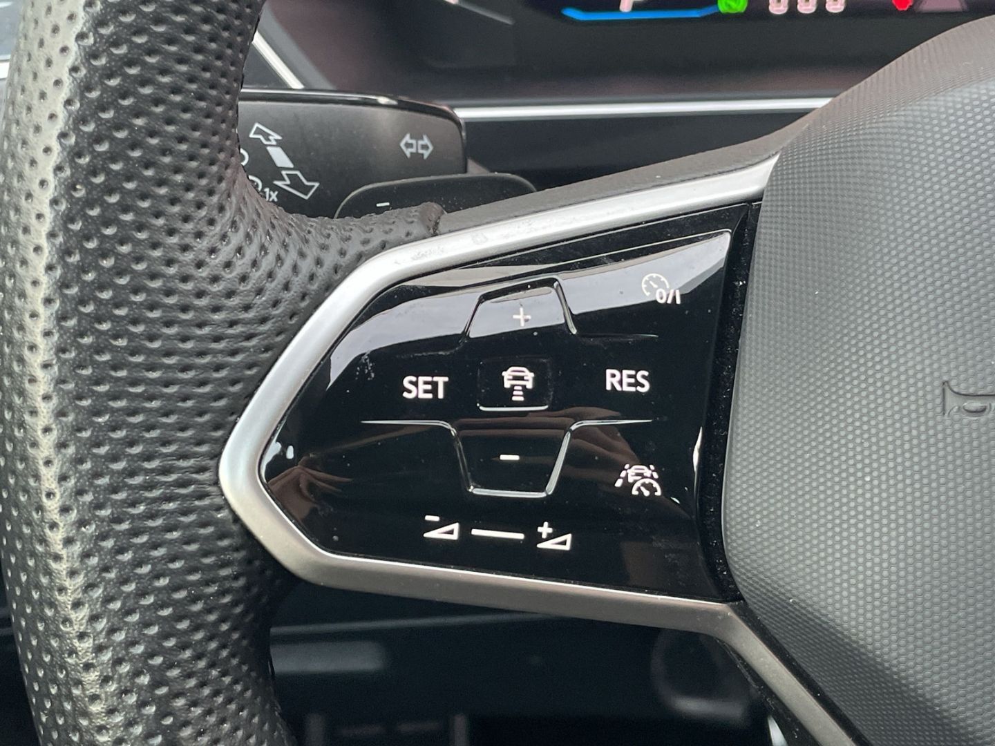 Tiguan 2.0 TDI DSG R-Line AHK/Matrix/360°Kamera/