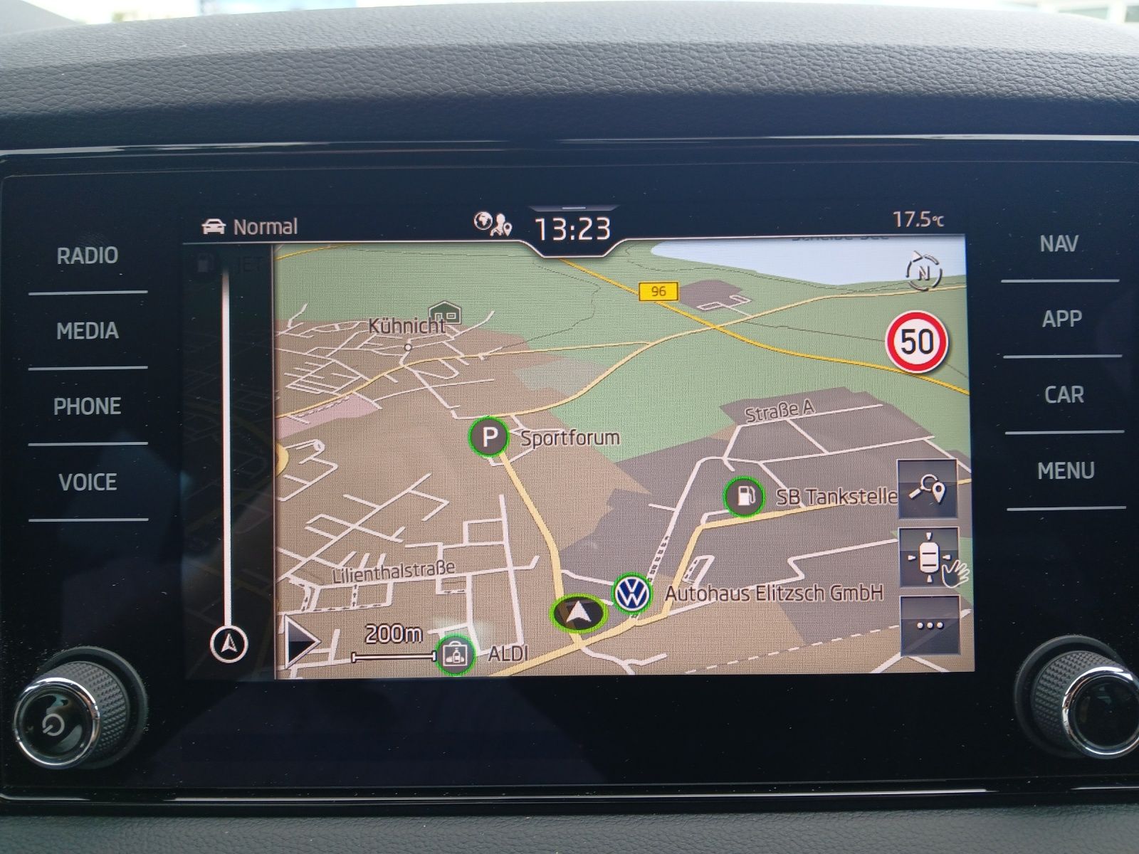 Fahrzeugabbildung SKODA Karoq TSI Sportline DSG LED AHK Navi ACC PDC SH